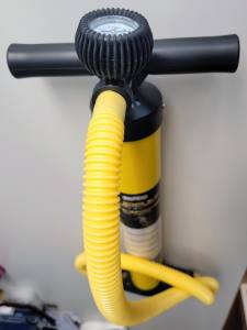 BRAVO - SUP Handpumpe für aufblasbare Boards - mit Manometer - gebraucht mit Mangel