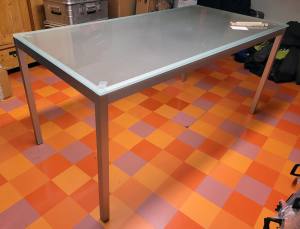 Großer, robuster Glastisch - Aluminiumgestell - ca. 160 x 80 x 74 cm - gebraucht
