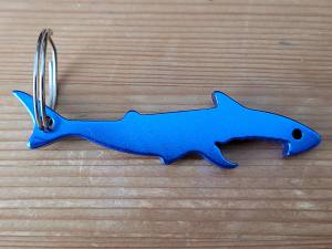 TaucherQuelle - Hai-Flaschenöffner - Schlüsselanhänger - aus blauem Aluminium