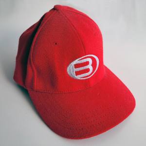 BARE Cap - Rote Schildmütze des Tauchartikelherstellers BARE - Base Cap